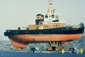 TAUCHER O. WULF 3 on shore