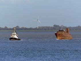 WULF 5 & Hull on the river Elbe